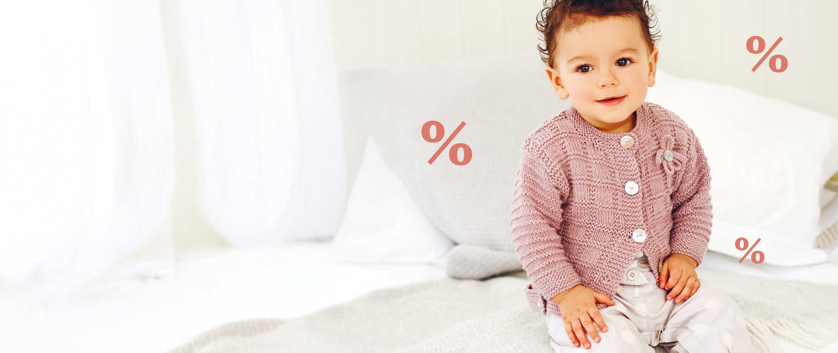 Baby mit Strickjacke und Prozentzeichen im Bild