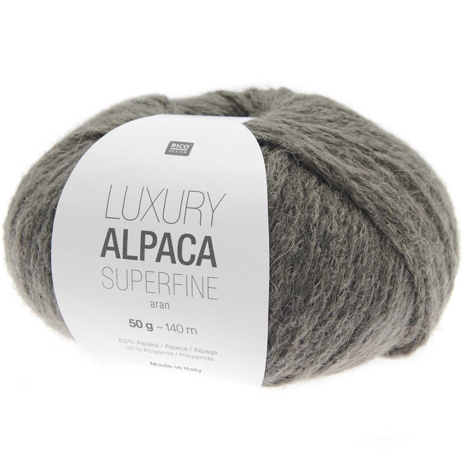 Rico Luxury Alpaca Superfine aran Wolle in Khaki, 50g Knäuel, 140m Lauflänge, ideal für Strickprojekte.