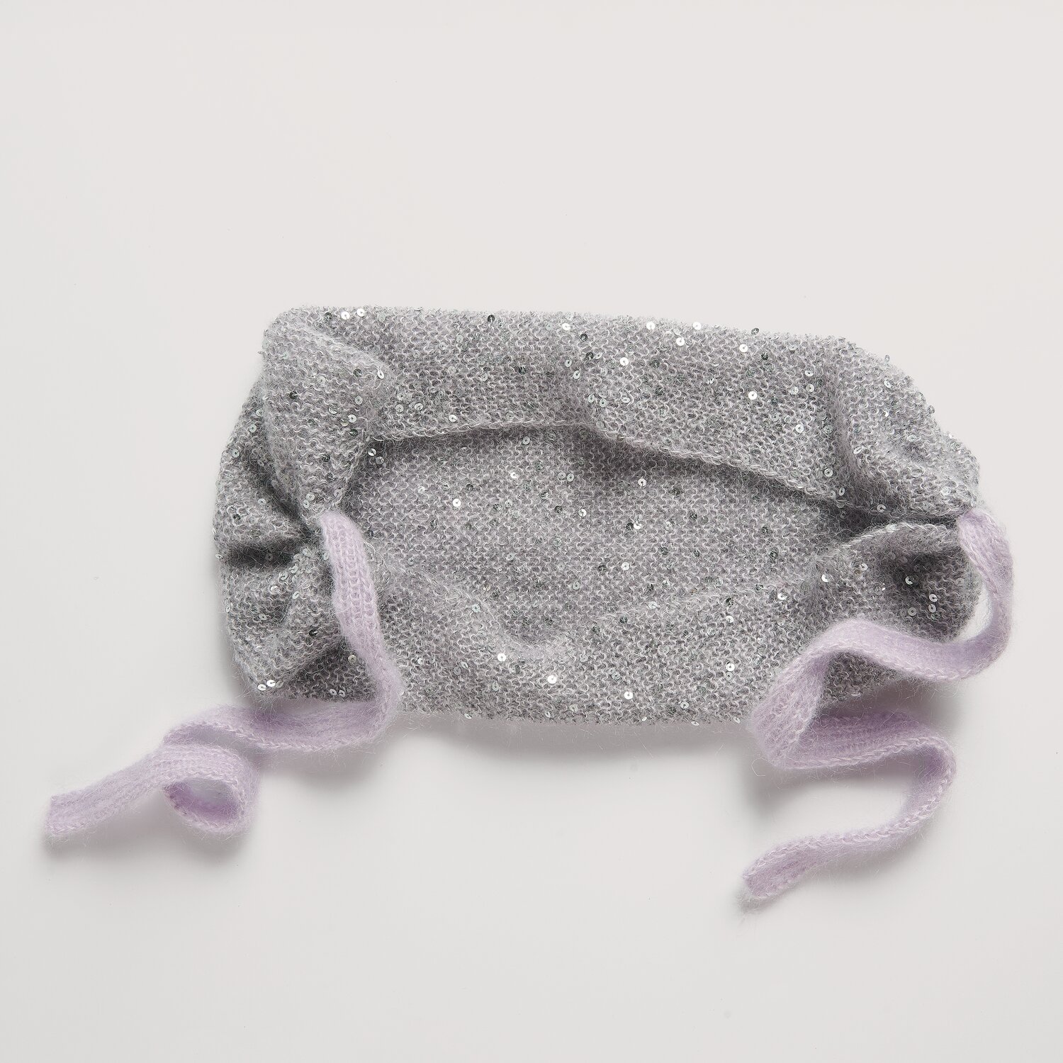 Die Neue Masche No. 16 Herbst gestricktes glitzerndes Stirnband von Wolle Rödel mit eingearbeiteten Pailletten und weichen, seitlichen Bindebändern in Pastellton