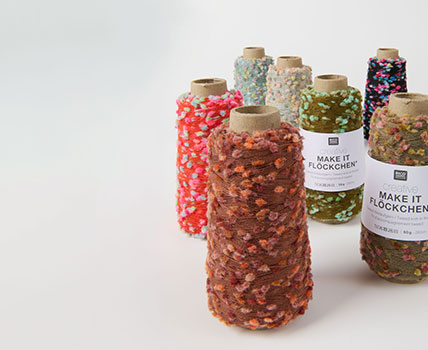 7 Knäuel Creative Make it Flöckchen in verschiedenen Farben.