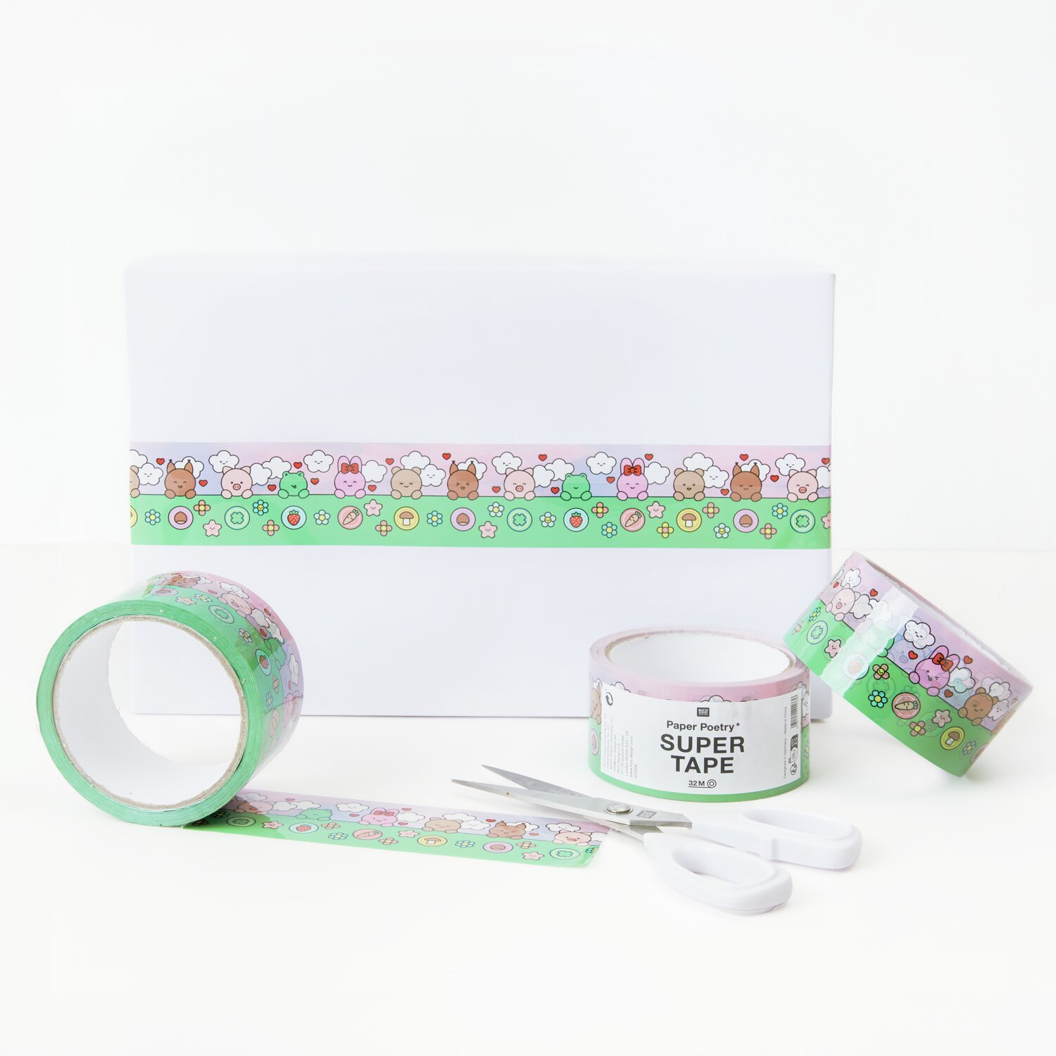 Paper Poetry Paketklebeband Chingu, 5cmx32m, zeigt bunte Tiermotive auf grünem Hintergrund, ideal zum Verpacken.