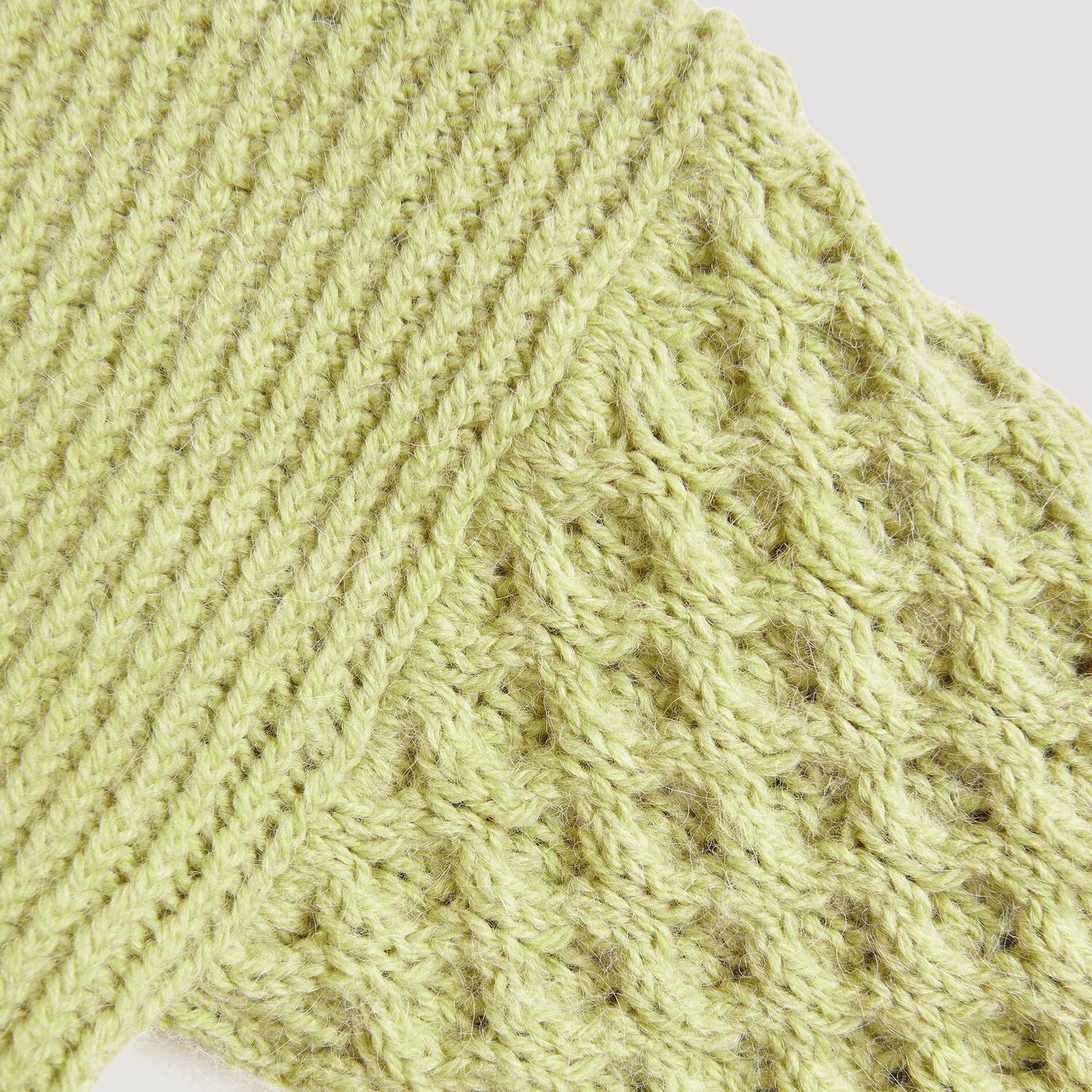 Die Neue Masche No. 13 Herbst von idee. Creativmarkt Soft Alpaca: Detailansicht eines gestrickten Musters in Zitrone. Ideal für Herbstmode.