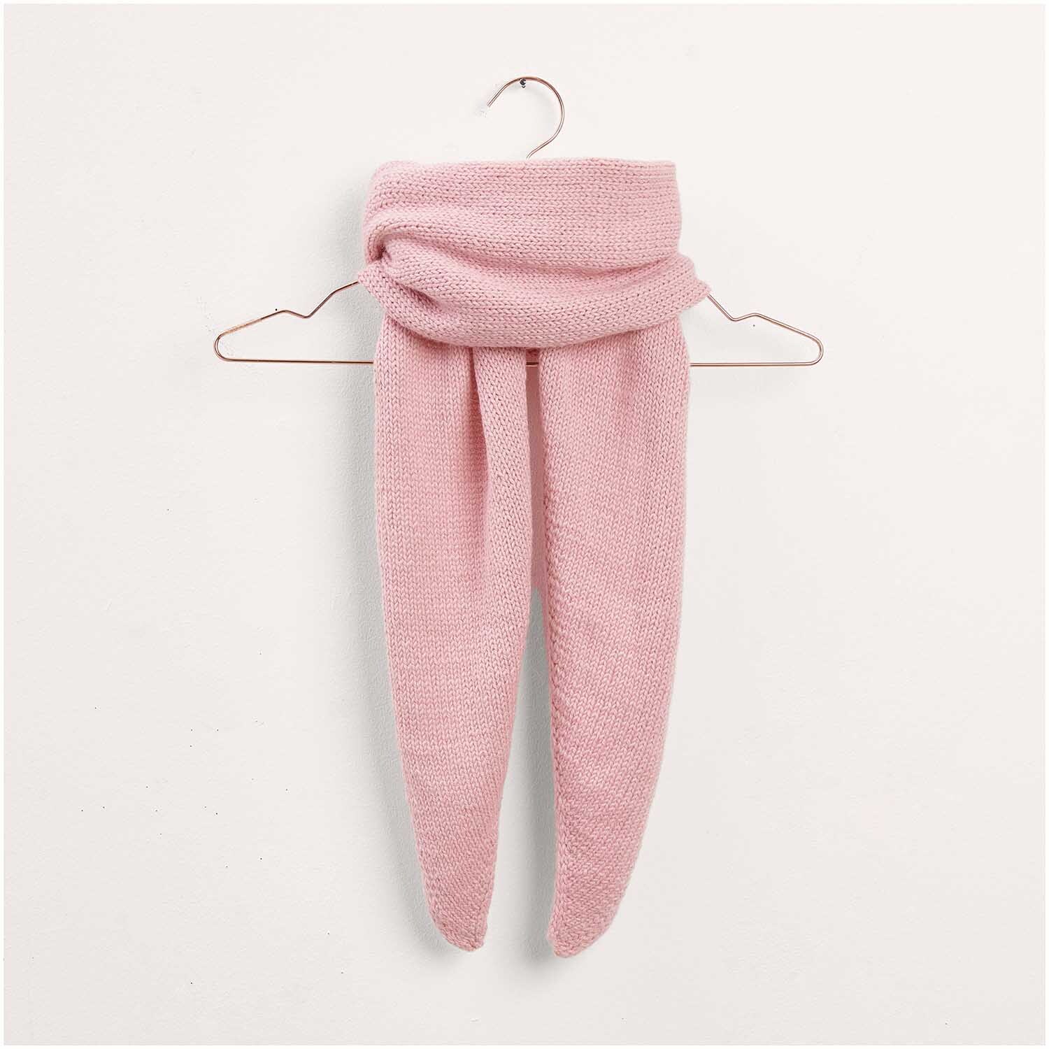 Rosa Strickset Tuch Modell 27 aus Made by Me Nr. 17, präsentiert auf einem Kleiderbügel. Das weiche, handgefertigte Design ist ideal für stilvolle, gemütliche Outfits.