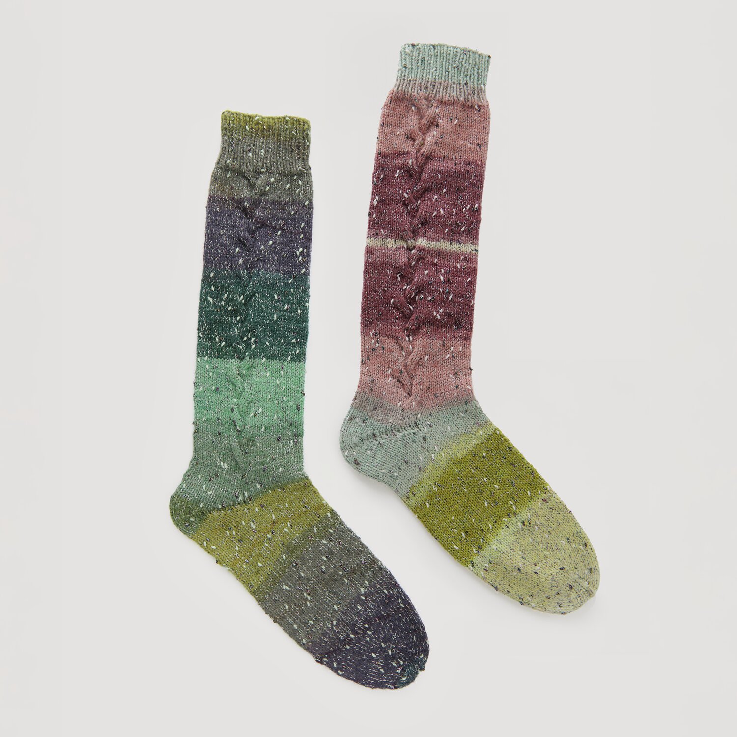 Lovewool No. 21 Herbst-Winter Sprachauswahl deutsch von Rico Design Bunte Stricksocken in verschiedenen Farben wie Grün, Lila und Rosa. Modell Legeware. Ideal für kalte Tage, modisch und bequem. Perfekt für den täglichen Gebrauch.