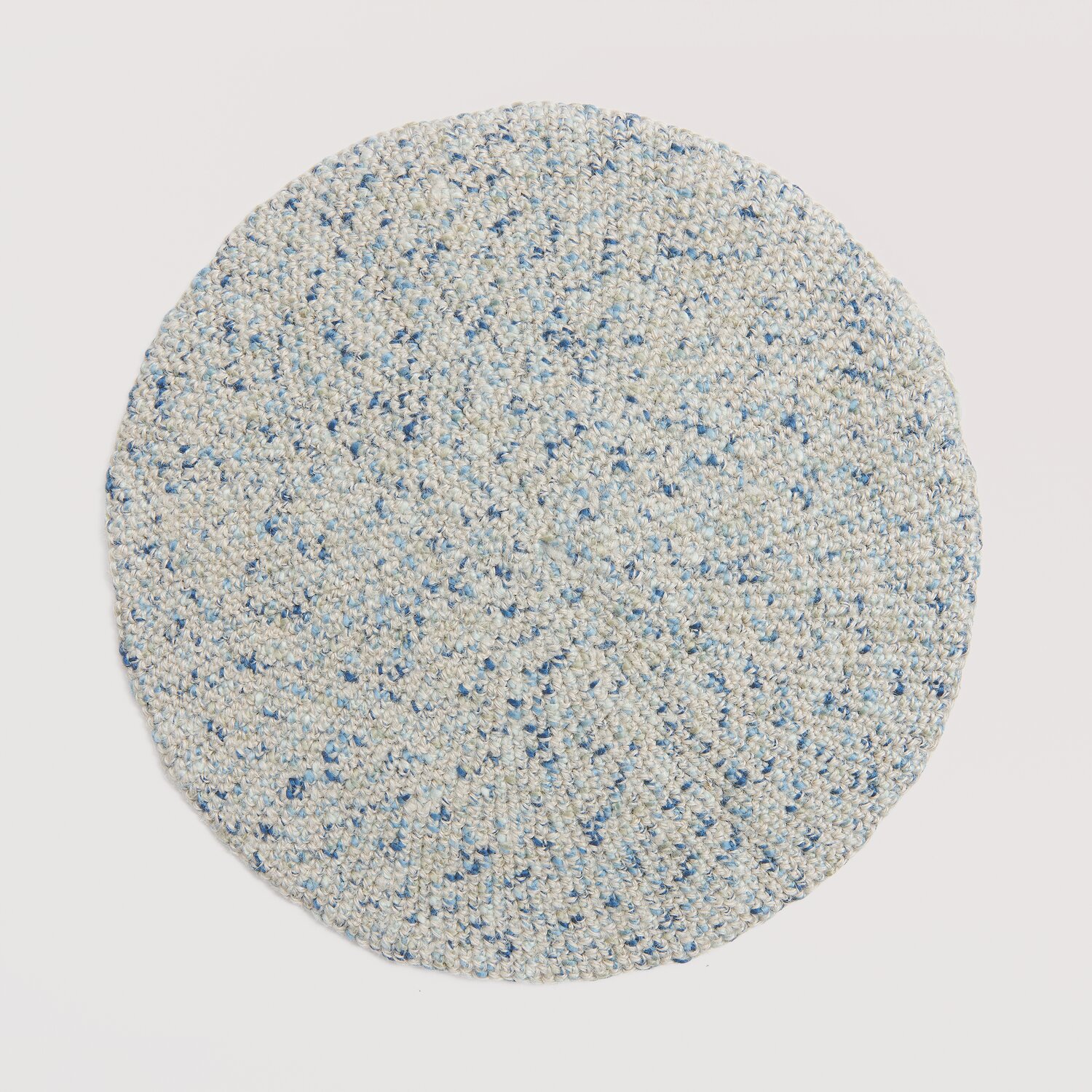 Creative "Hey Jute" runder Teppich in Aquas, handgewebt mit blauen und weißen Akzenten. Ideal für moderne Wohnräume.