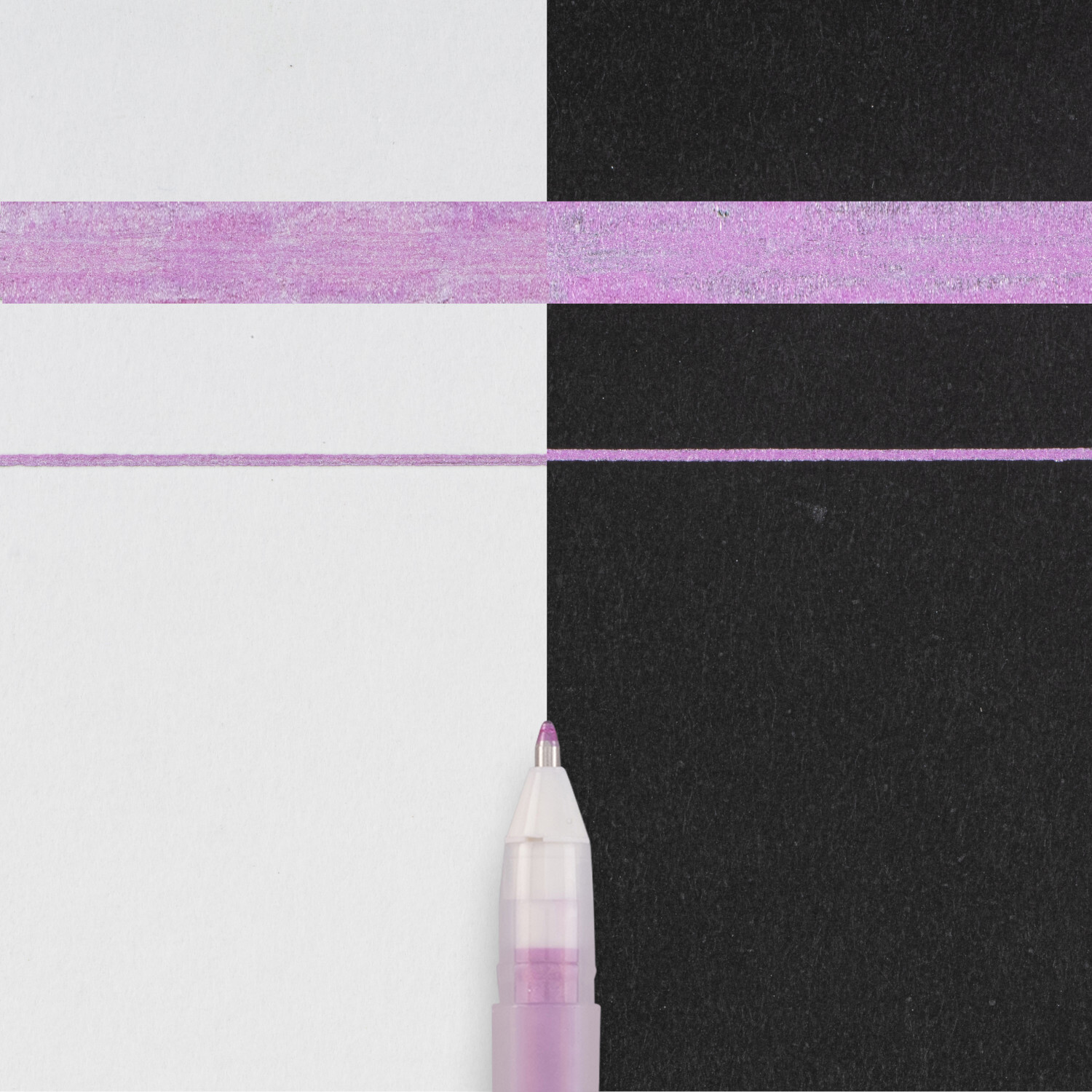 Gelly Roll Metallic Gelstift Farbe Rosa von Royal Talens Gelly Roll Metallic Gelstift von SAKURA in Rosa auf schwarz-weißem Hintergrund, zeigt schimmernde Linien.