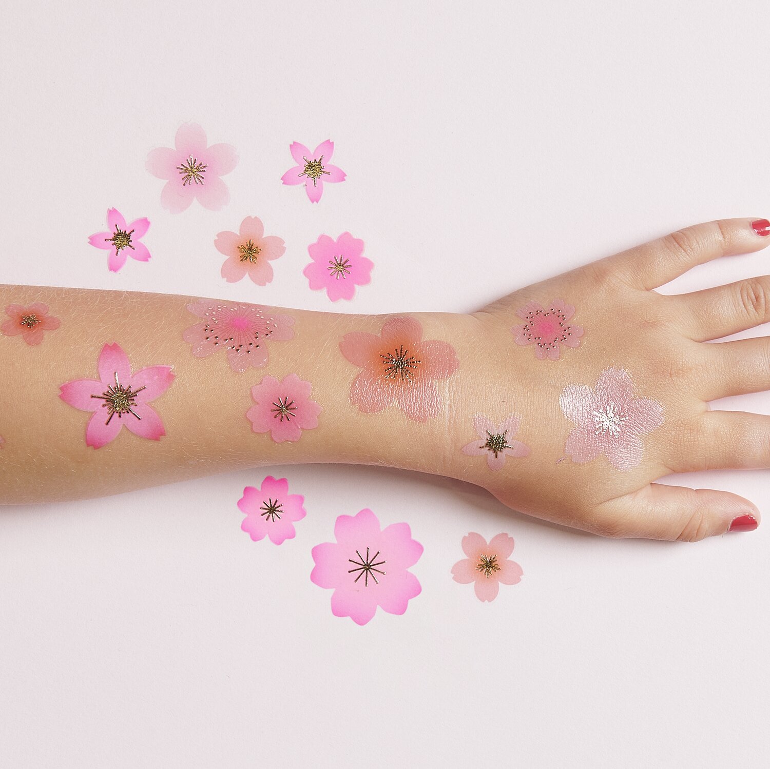 Tattoos Kirschblüte: Temporäre Tattoos in Rosa auf einer Hand, 17-teilig, von Rico Design.