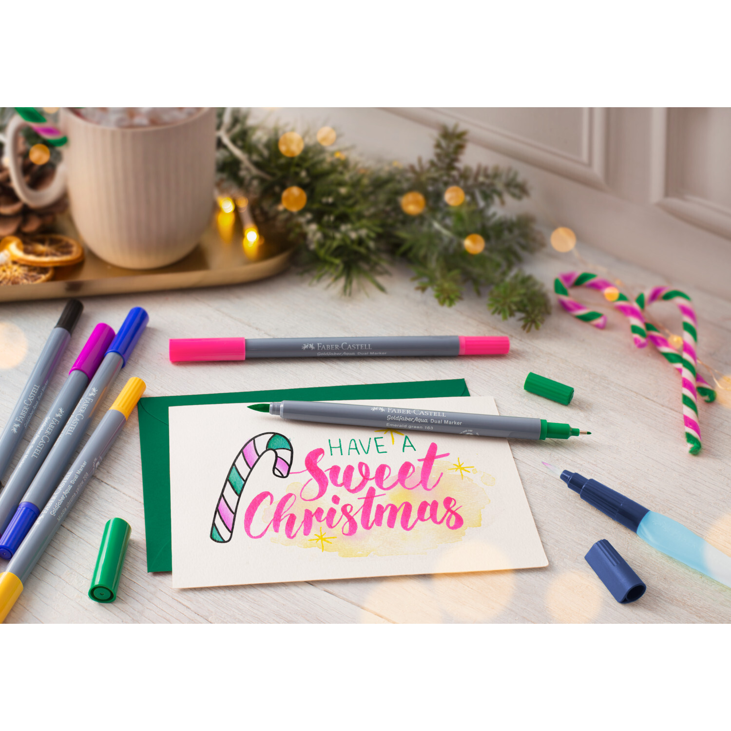 Goldfaber Aqua Dual Marker Farbe Schwarz von Faber-Castell Goldfaber Aqua Dual Marker von Faber Castell auf weihnachtlicher Karte mit Zuckerstange.
