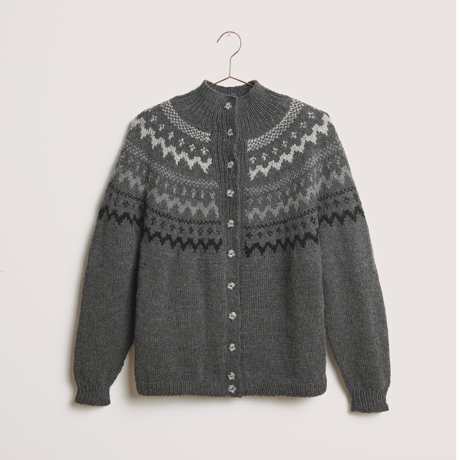 Gestrickter Pullover mit Mustern grau
