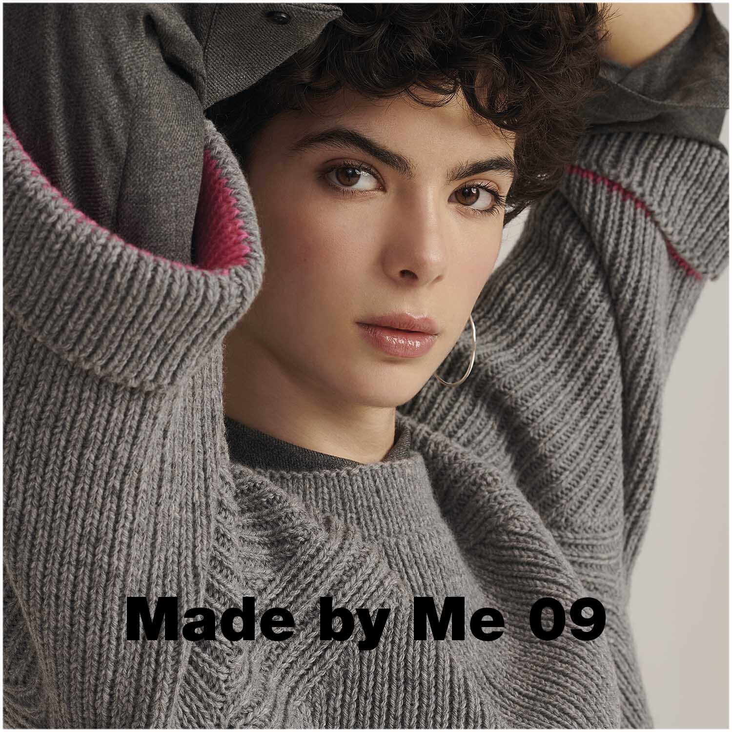 Luxury Super 100 Superfine Wool dk 50g 165m Farbe Pink von Rico Design Luxury Super 100 Superfine Wool dk: Frau in grauem Strickpullover mit pinken Akzenten, Marke Rico Design.
