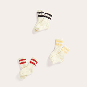 3 Paar Baby-Collegesocken auf hellem Untergrund