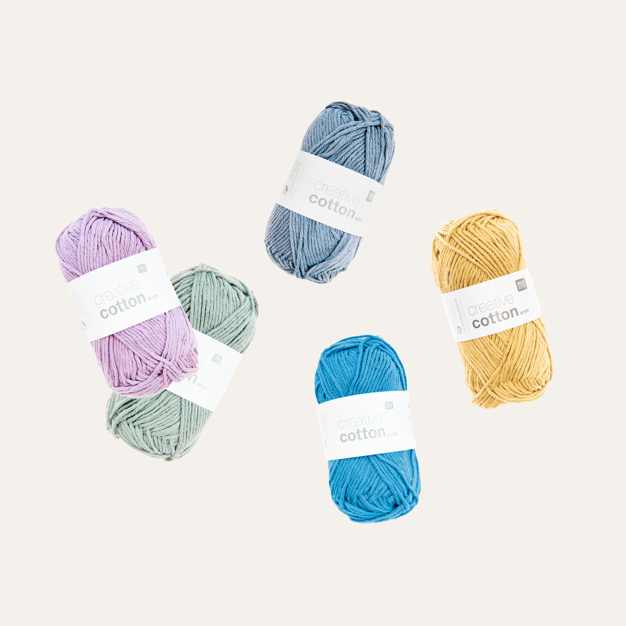 Wollknäule in verschiedenen Pastellfarben. Flatlay von Produkten.