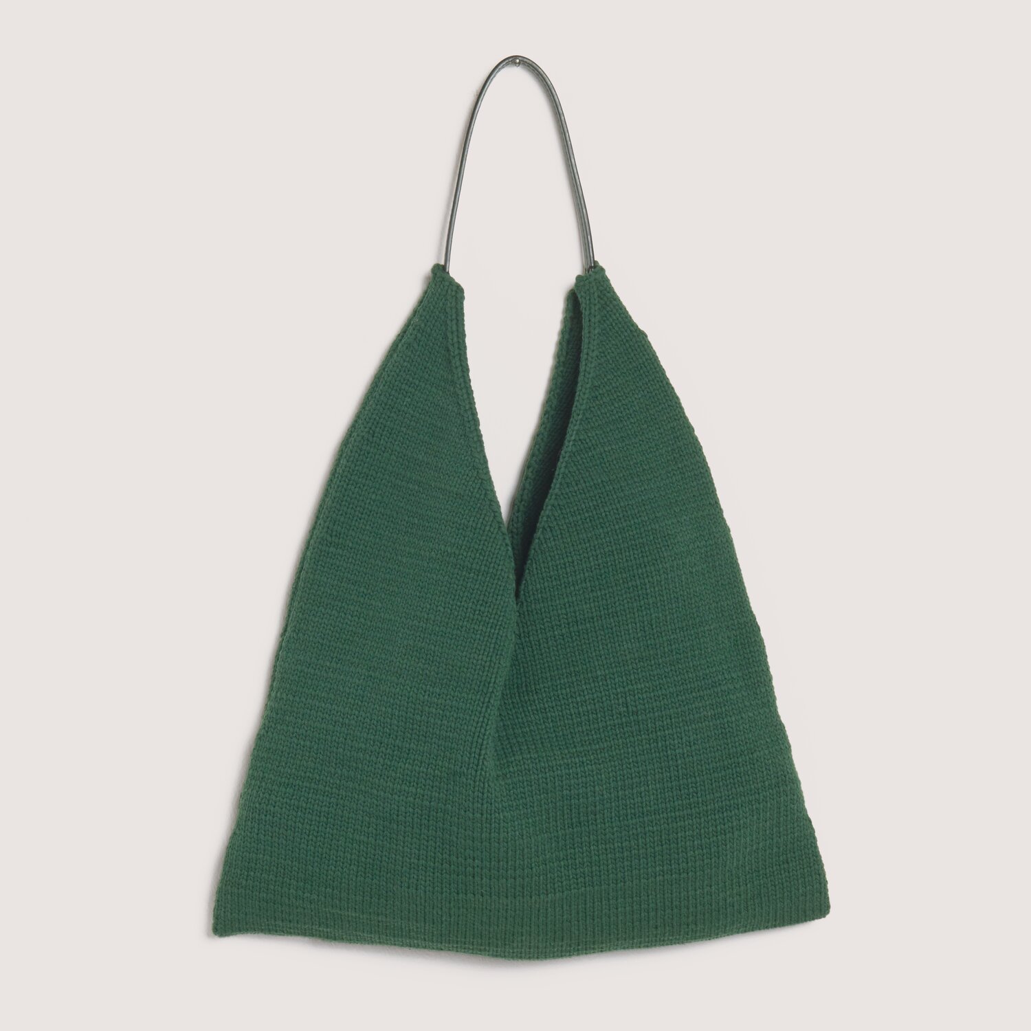 Made by Me No. 22 Frühjahr-Sommer Tasche in Efeu, gestrickt aus Fashion Jersey, präsentiert auf neutralem Hintergrund.