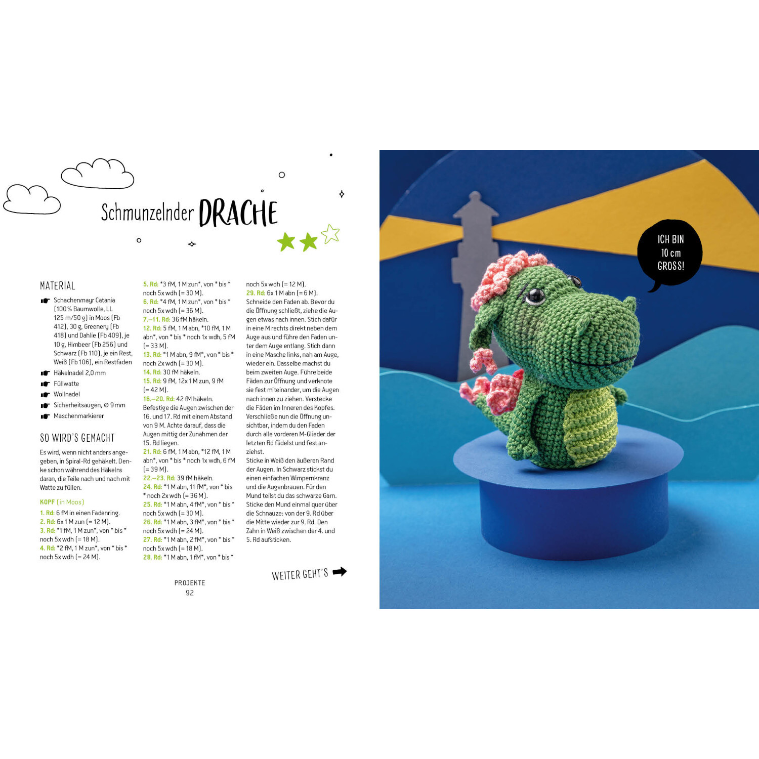 Helden der Kindheit - Die Minis: Grüner, gehäkelter Drache mit rosa Details auf blauem Podest.