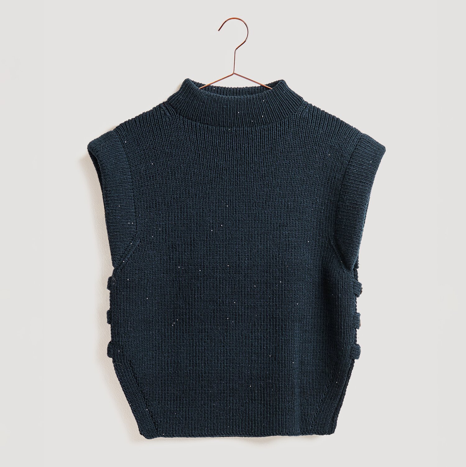 Die Neue Masche No. 13 Herbst von idee. Creativmarkt Strickset Pullunder Modell 30 aus Die Neue Masche No. 13, marineblau, auf einem Kleiderbügel.