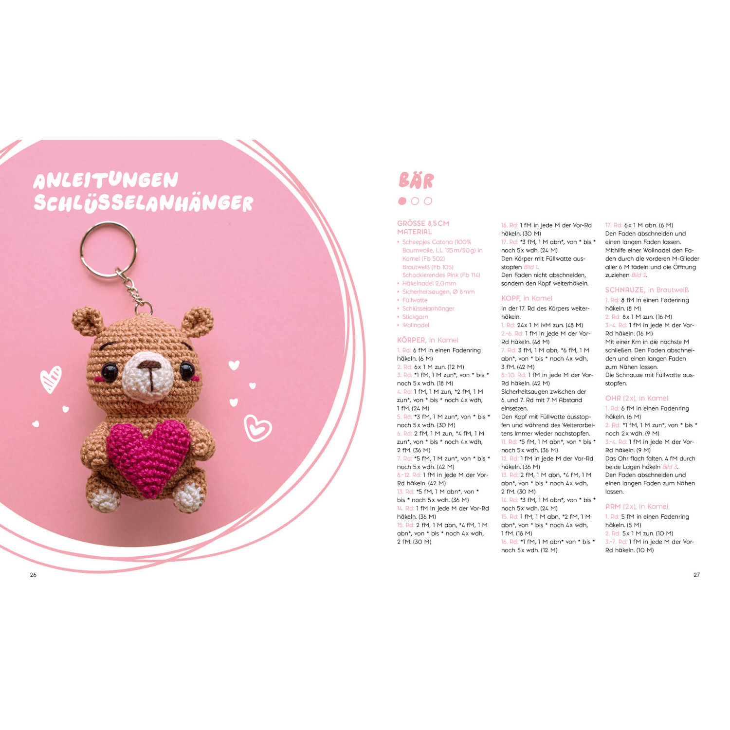 Amigurumi Pen Friends: Anleitung für einen niedlichen Bär-Schlüsselanhänger mit rosa Herz auf rosa Hintergrund.