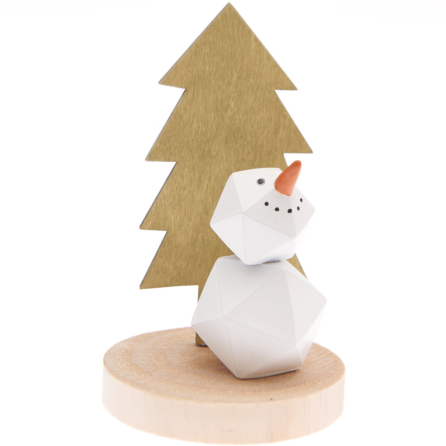 Schneemann mit Tanne auf Holzfuß 8x8x13cm, geometrisch gestaltet, mit weißem Körper und oranger Nase, vor goldener Tanne.