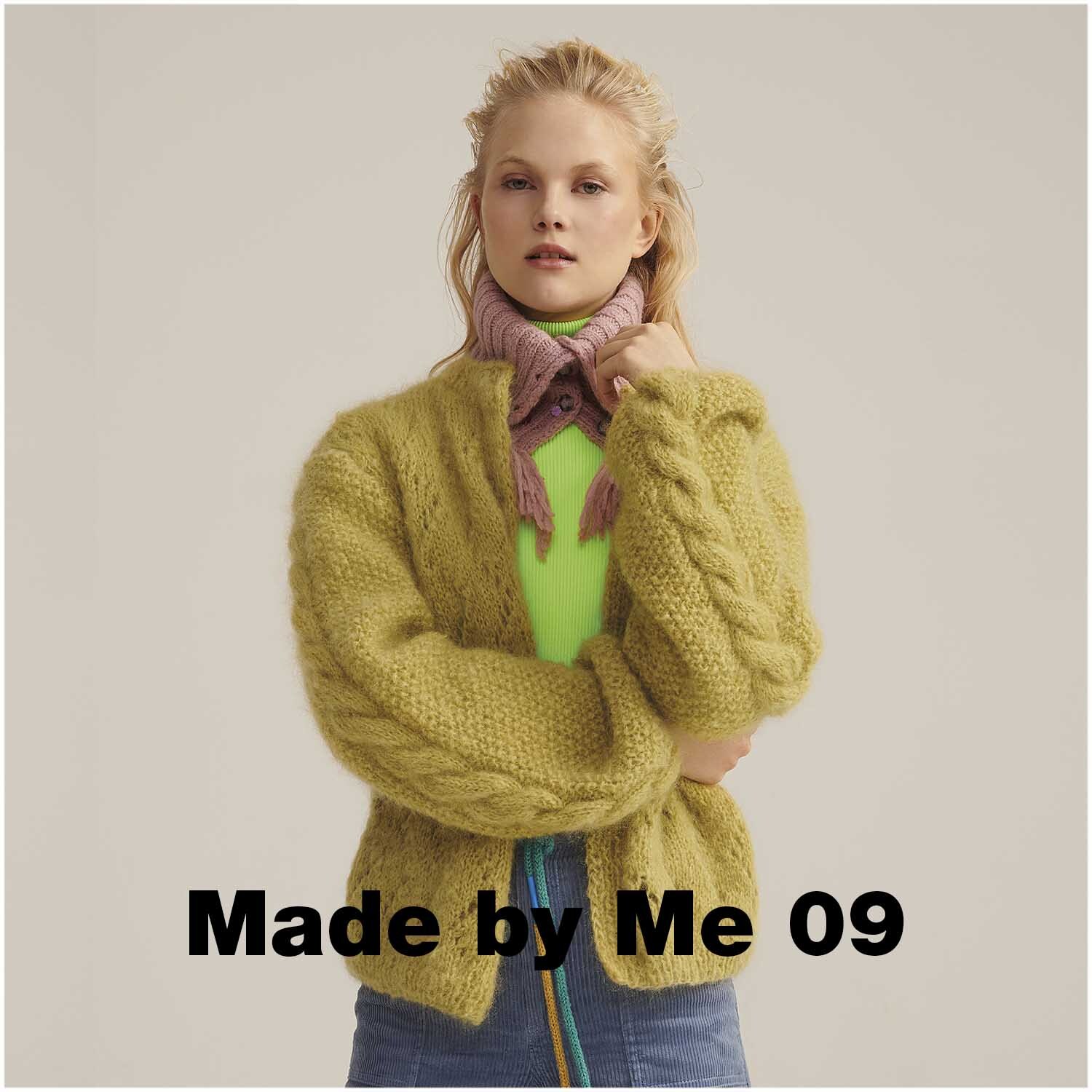 Fashion Mohair Merino Chunky: Frau trägt senfgelben Strickpullover von Rico Design, kombiniert mit rosa Schal.