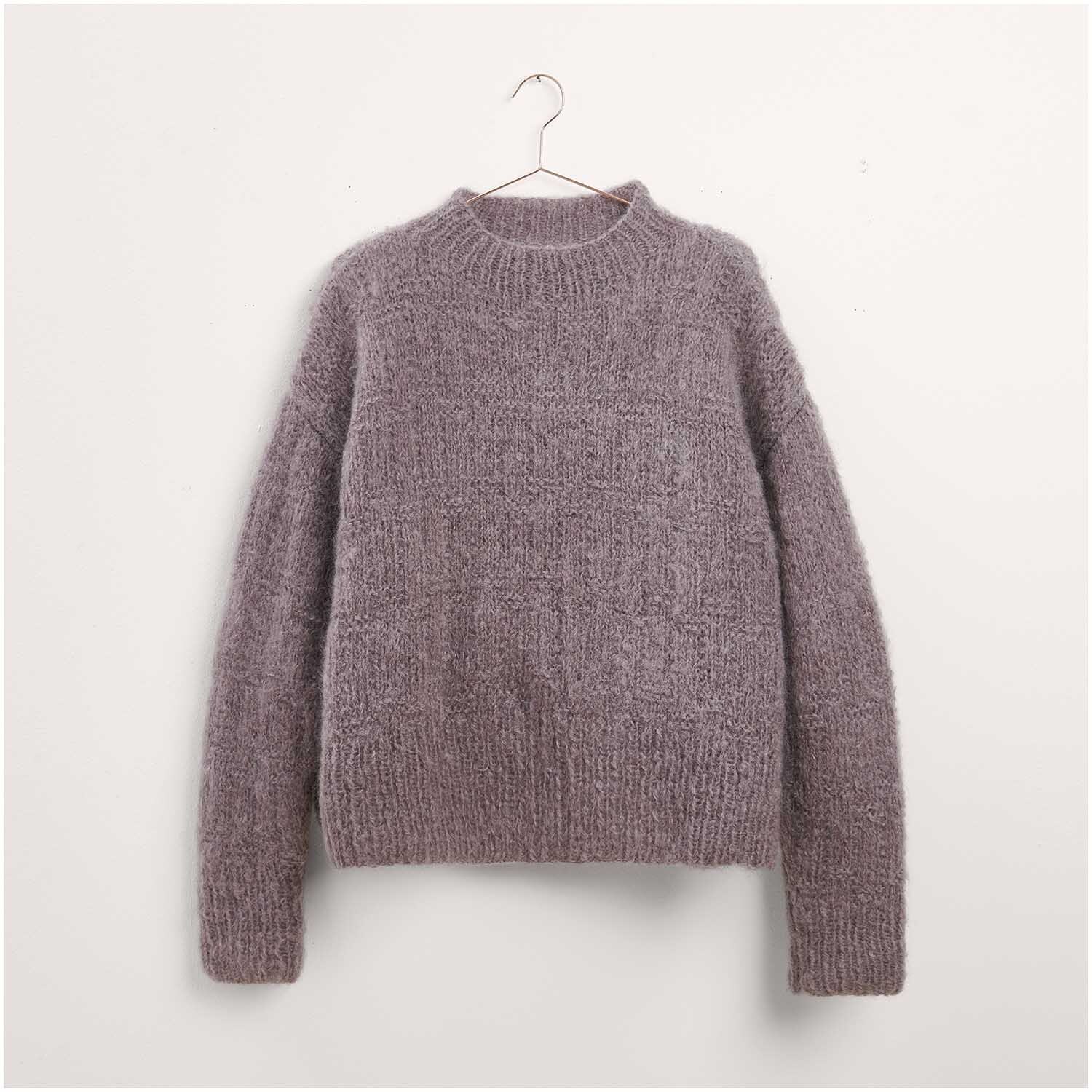 Pullover in Lila aus der Kollektion "Made by Me Nr. 17", Modell 34. Der Strickpullover hat ein schlichtes Design mit langen Ärmeln und Rundhalsausschnitt. Ideal für kühle Tage.