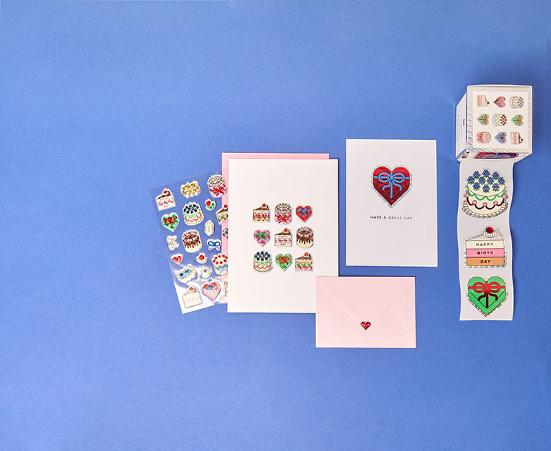 Zwei verzierte Karten mit unterschiedlich großen Stickern. Flatlay von Proukten aus der Kollektion Eye Candy.