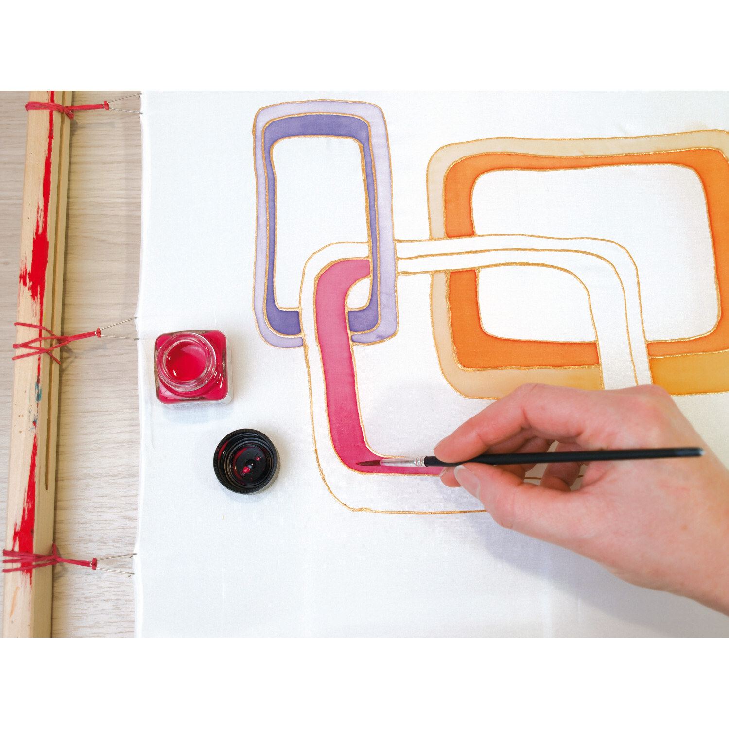 Javana Seidenmalfarben-Set Trendfarben: Hand bemalt Seide mit Pinsel, rote und orange Töne.