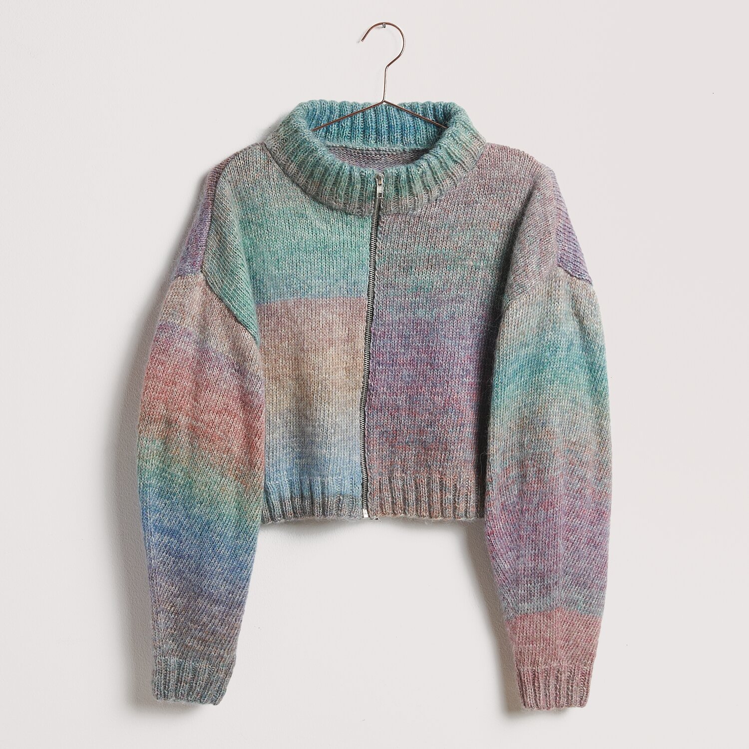 Die Neue Masche No. 12 Frühjahr-Sommer von idee. Creativmarkt Creative Painted Power Cotton dk: Bunter Strickpullover mit Reißverschluss, ideal für Frühling und Sommer.