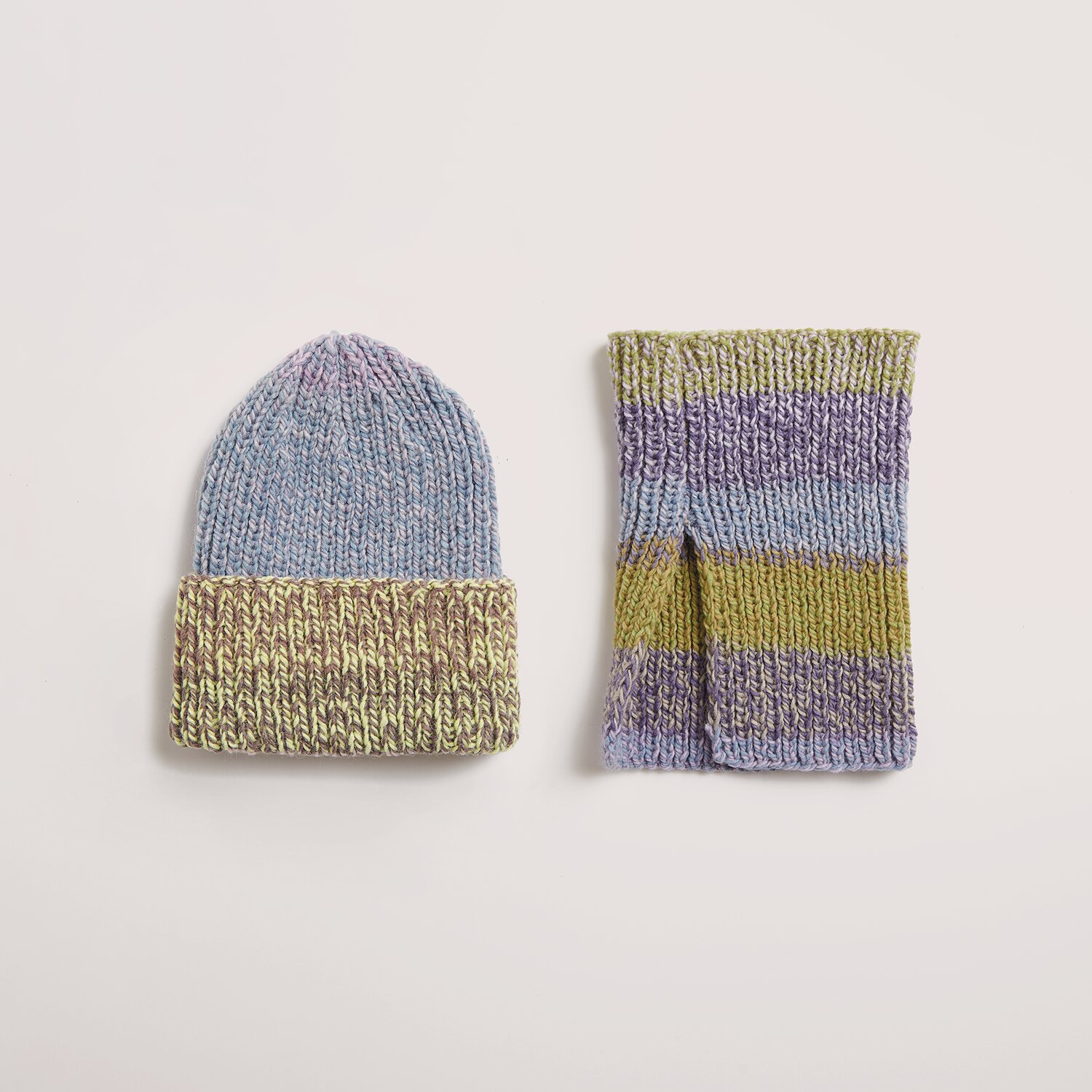 Die Neue Masche No. 14 Winter von idee. Creativmarkt Strickset Mütze + Kragen Modelle 18 aus DNM 14, in Blau und Gelb, präsentiert auf hellem Hintergrund.