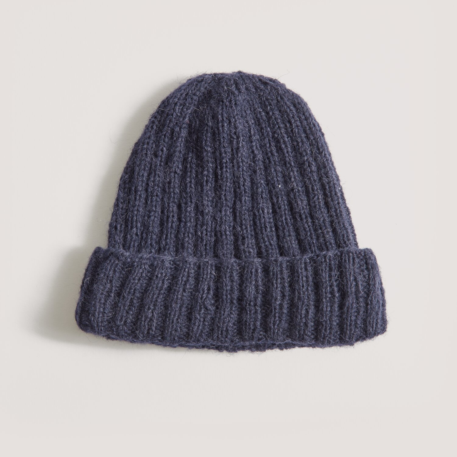 Made by Me Men No. 3 Sprachauswahl deutsch von Rico Design Strickset Mütze Modell 09 aus Made by Me Men No. 3. Weiche, marineblaue Mütze aus Rico Luxury Alpaca Superfine aran. Ideal für kalte Tage.
