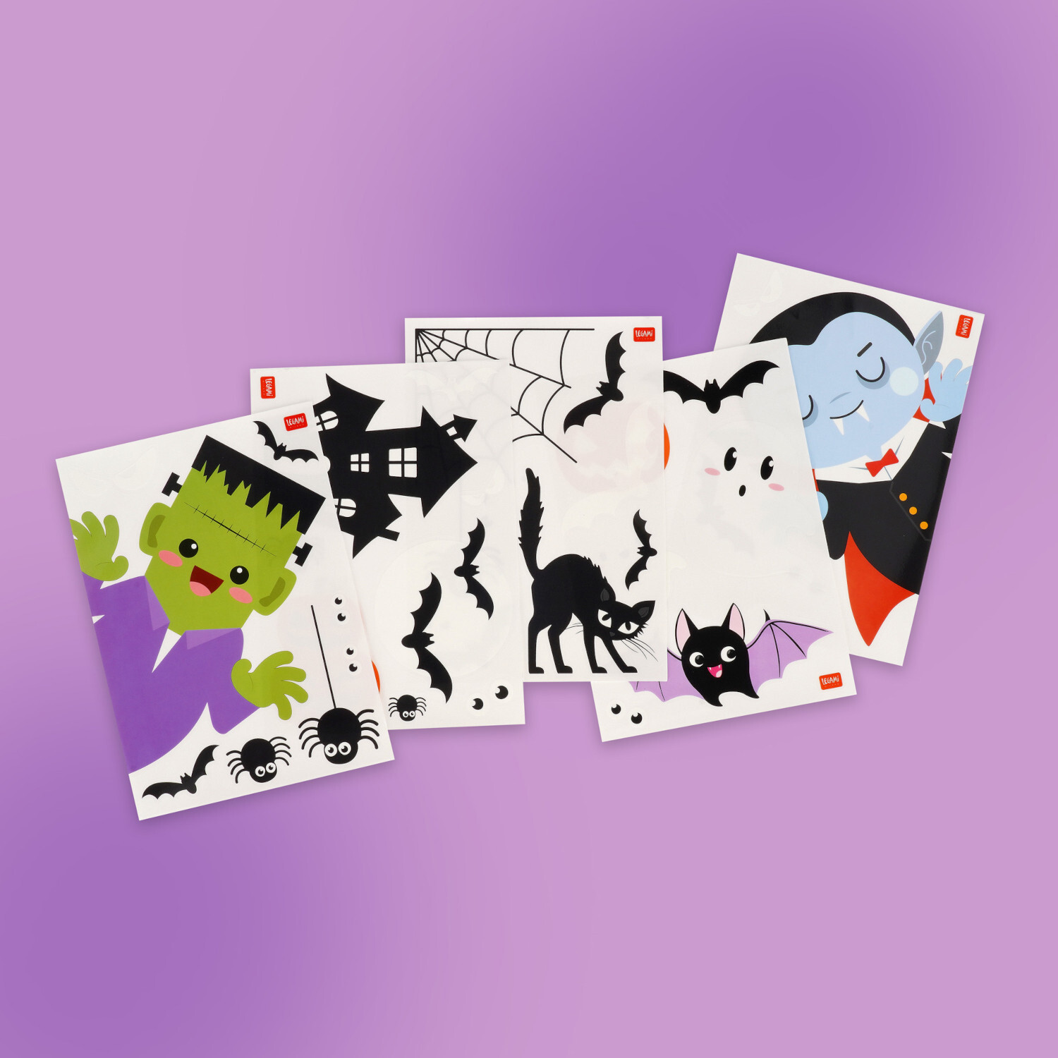 Fenster Sticker Windo-Wow: 35-teiliges Set mit Halloween-Motiven wie Frankenstein, Katze und Fledermäusen auf lila Hintergrund.