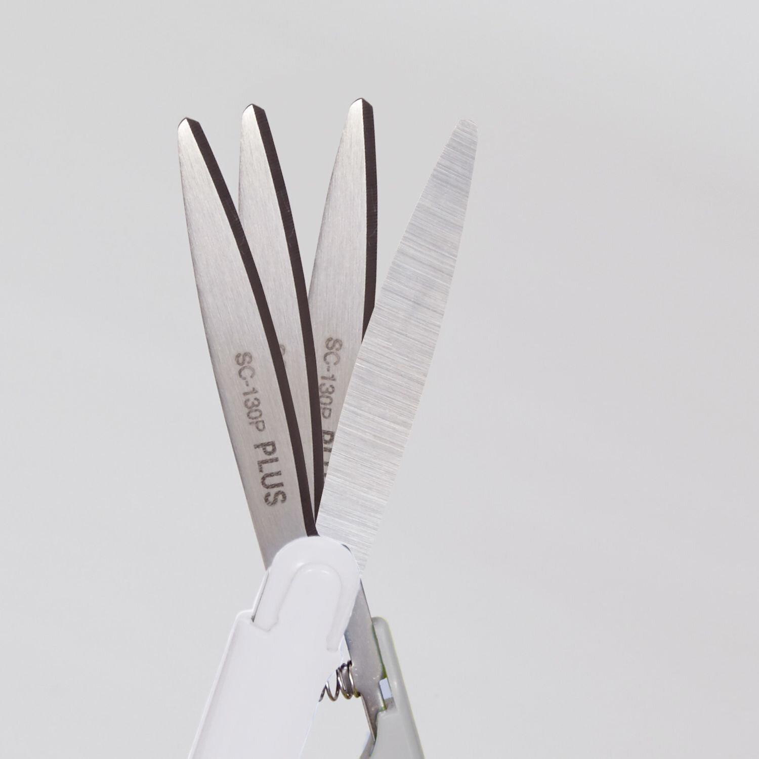 Taschenschere Weiß mit drei aufgefächerten Edelstahlklingen, kompakte Pentel Schere mit weißem Griff, ideal als tragbares Schneidewerkzeug für unterwegs