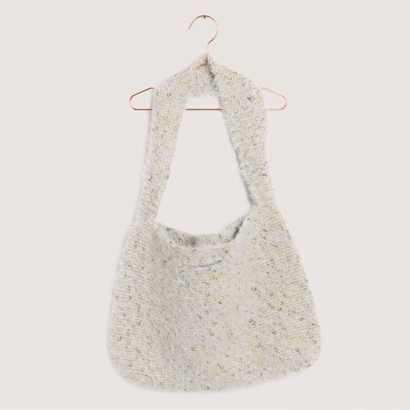 Gehäkelte, flauschige Tasche in Weiß und bunt meliert: Modell 11 aus dem Heft Made by Me No. 22