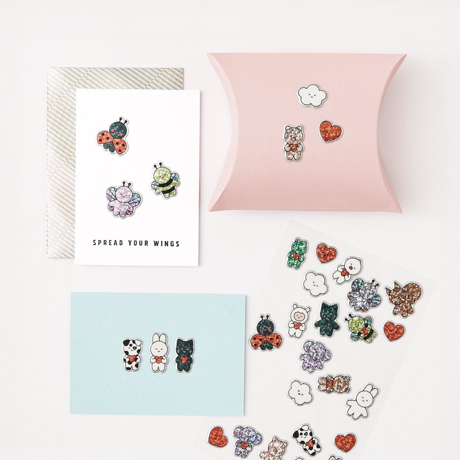 Paper Poetry Puffy Sticker Chingu: Bunte Aufkleber auf Karten und Verpackung, ideal für kreative Dekorationen.