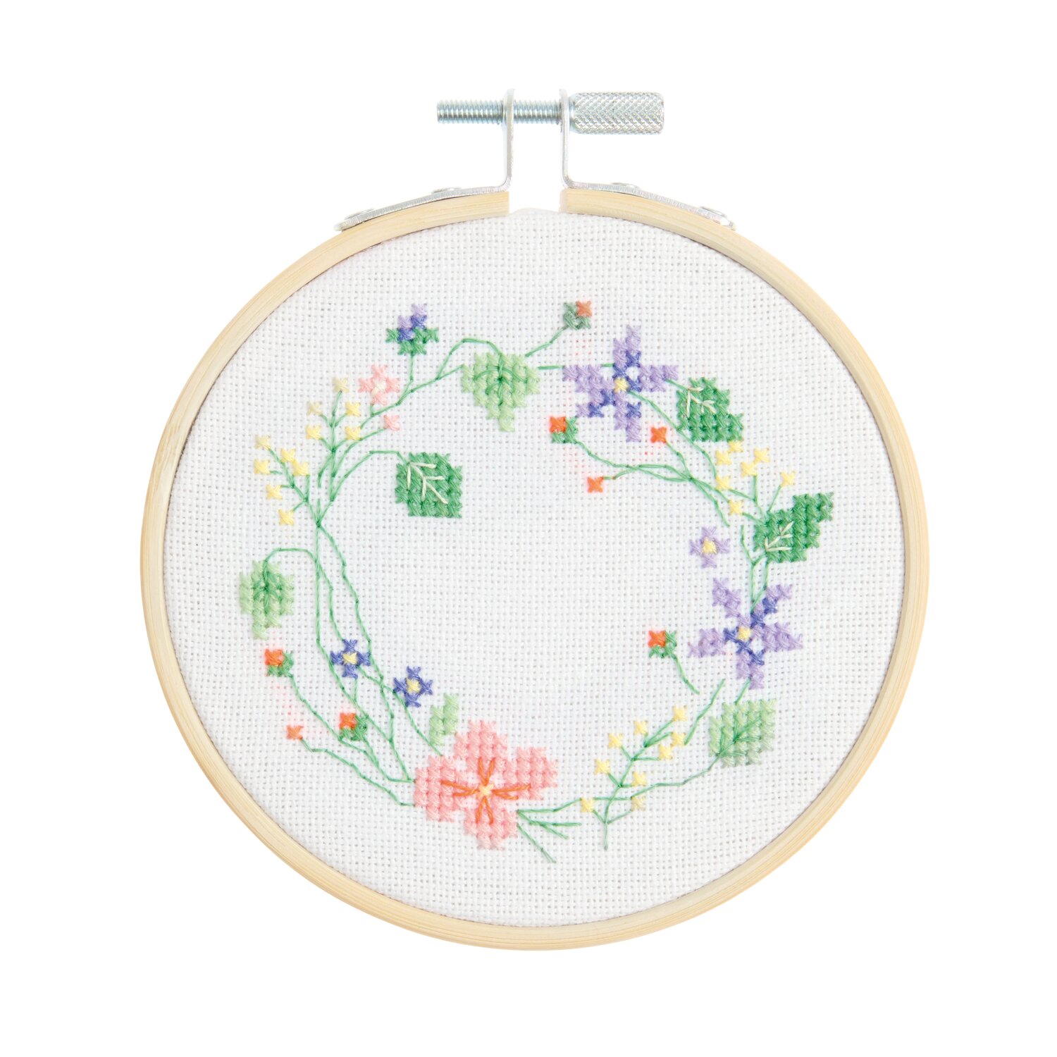 Stickpackung Gezählter Kreuzstich Blumenkranz zeigt einen bunten Blumenkranz in einem Holzrahmen. Ideal für kreative Handarbeitsprojekte.