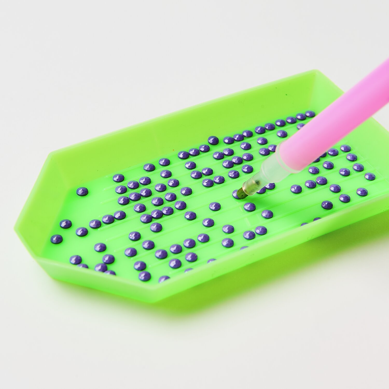 Diamond Painting Masken Tiere, 52-teilig: Grünes Tablett mit lila Steinen und pinkem Stift.