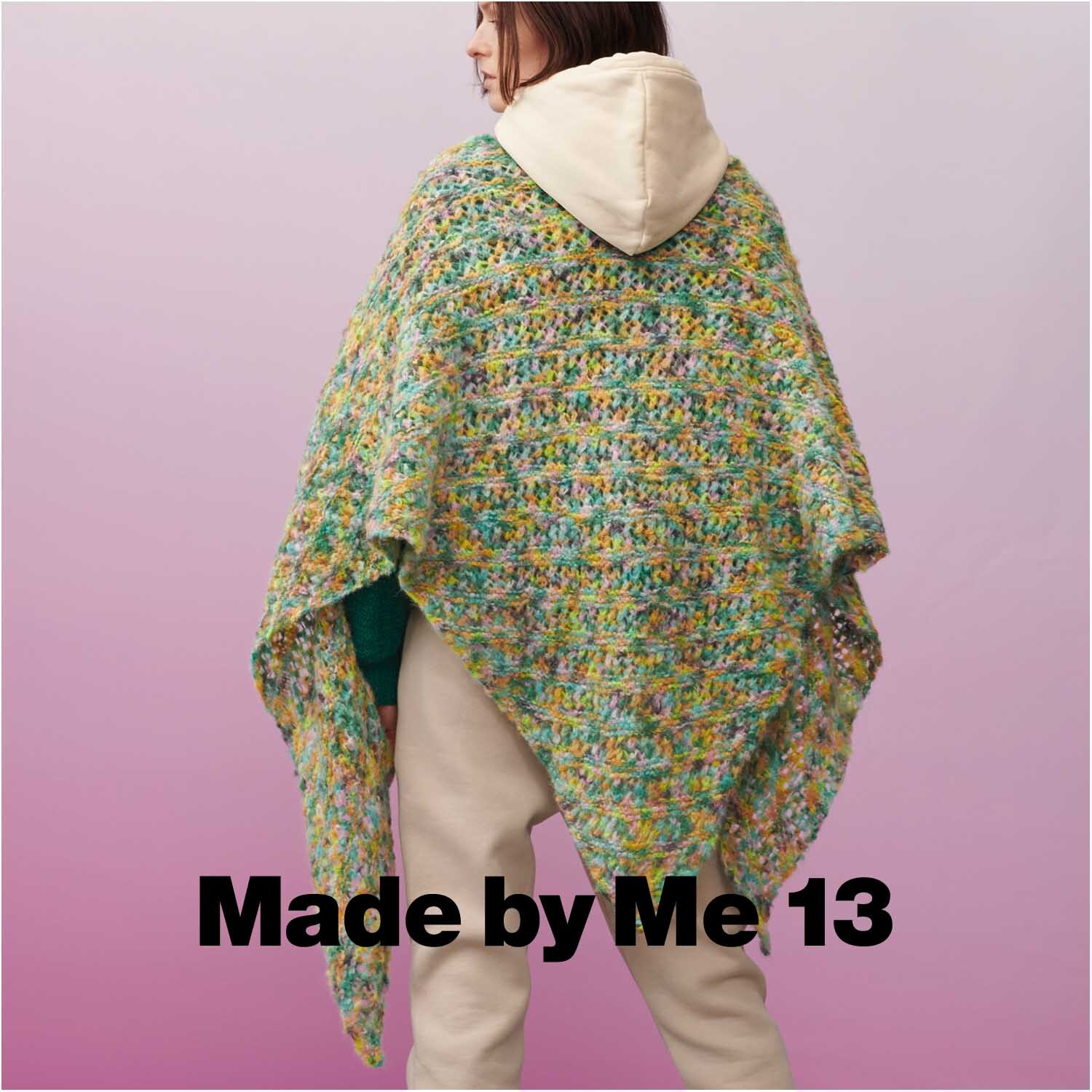 Fashion Light Luxury Hand-Dyed: Person trägt einen handgefärbten Poncho von Rico Design in Waldtönen.