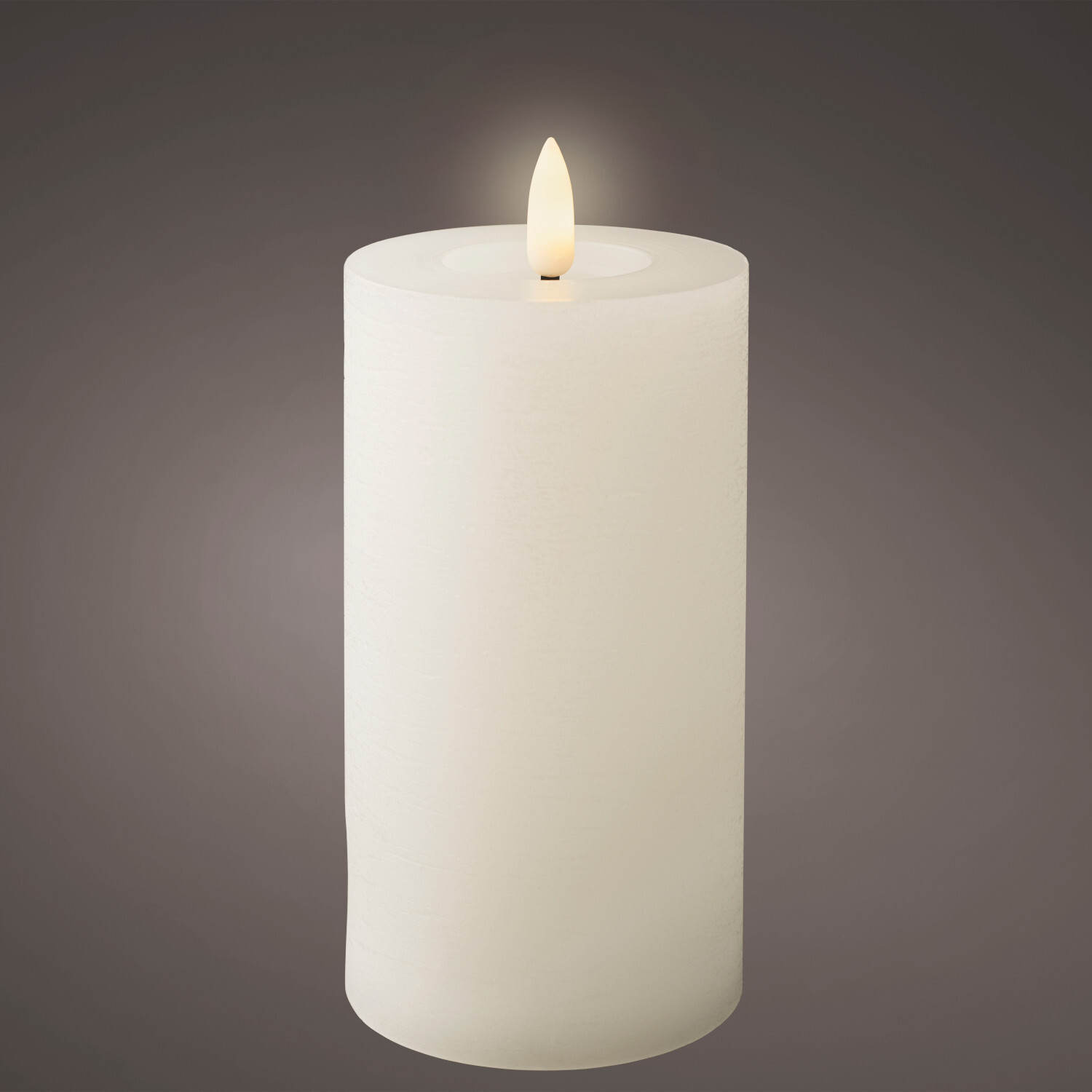 LED-Stumpenkerze aus Wachs 15cm weiß, leuchtend auf dunklem Hintergrund, ideal für stimmungsvolle Beleuchtung.