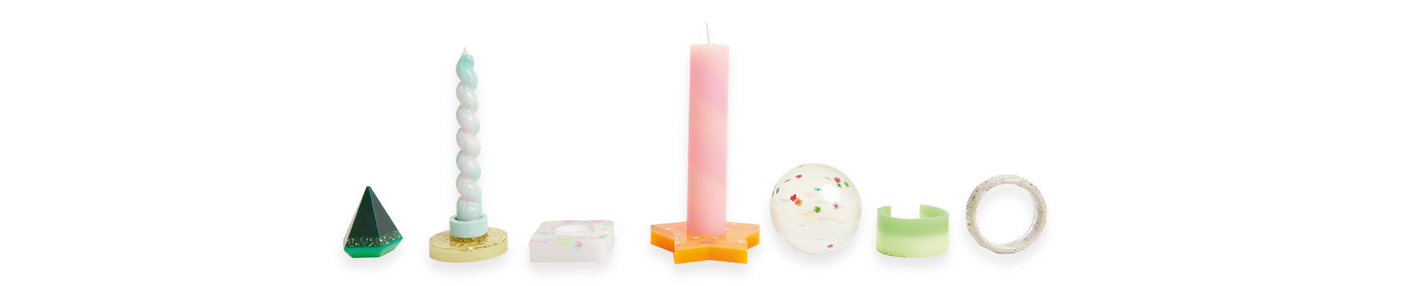 Verschiedenen bunte Dekoformen, Kerzenhalter mit Stabkerzen und Serviettenringe aus Resin gegossen.