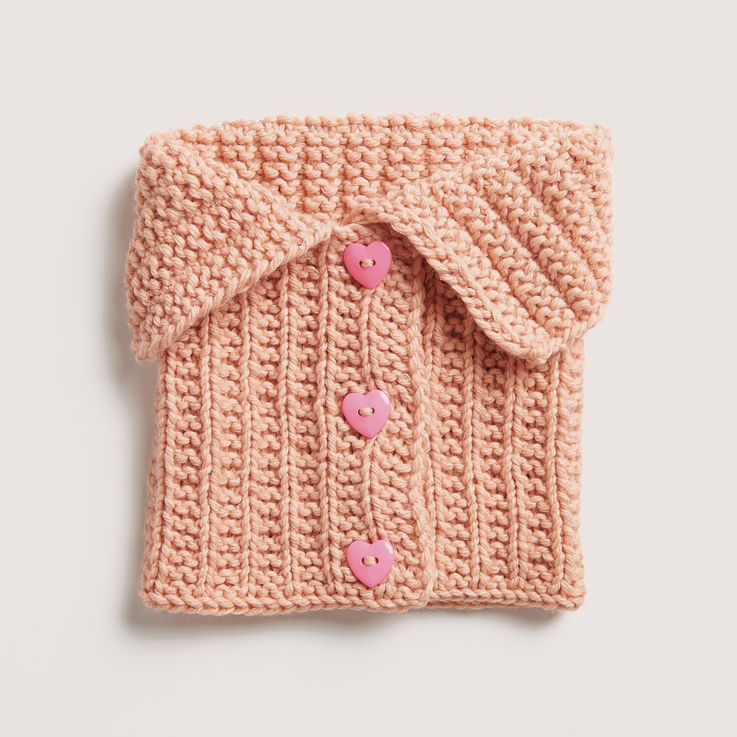 Strickset Kragen Modell 35 aus Made by Me No. 21 in Apricot mit pinken Herzknöpfen.