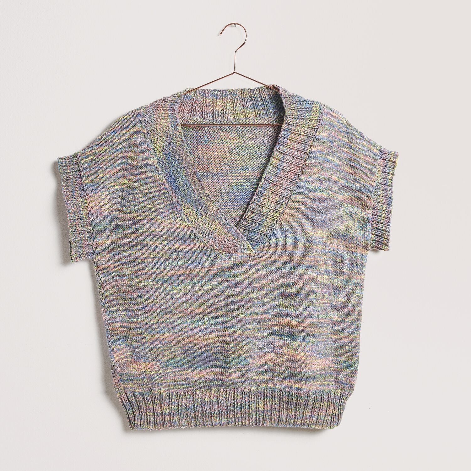 Die Neue Masche No. 12 Frühjahr-Sommer von idee. Creativmarkt Strickset Shirt Modell 10 aus Die Neue Masche No. 12, pastellfarben, V-Ausschnitt, kurzärmelig. Ideal für Frühjahr-Sommer, Creative Summer Sprinkles.