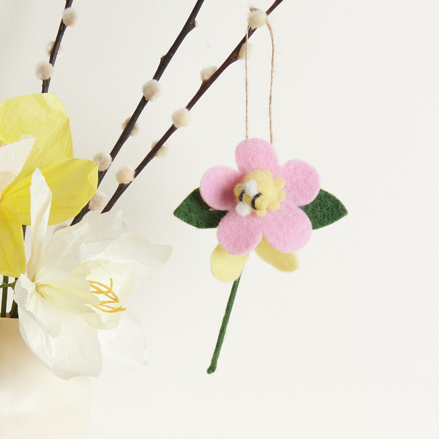 Aufhänger Filz-Blume mit Biene 13x10x8cm von Rico Design