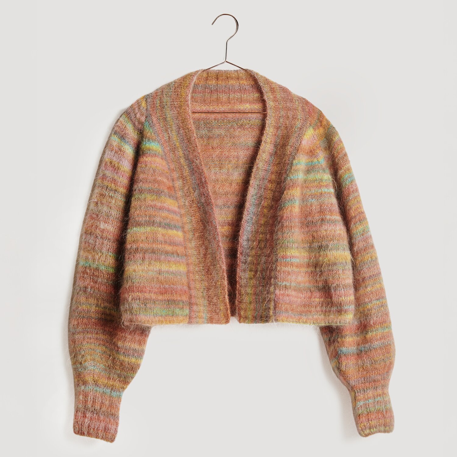 Die Neue Masche No. 13 Herbst von idee. Creativmarkt Strickset Jacke Modell 16 aus Die Neue Masche No. 13, bunte Mohairjacke auf einem Bügel.