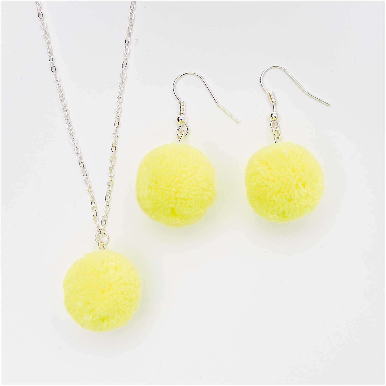Pompons mit Öse 2cm 2 Stück Farbe Neon-Gelb von Rico Design Pompons mit Öse 2cm 2 Stück von Rico Design in leuchtendem Gelb, als Ohrringe und Kettenanhänger präsentiert.