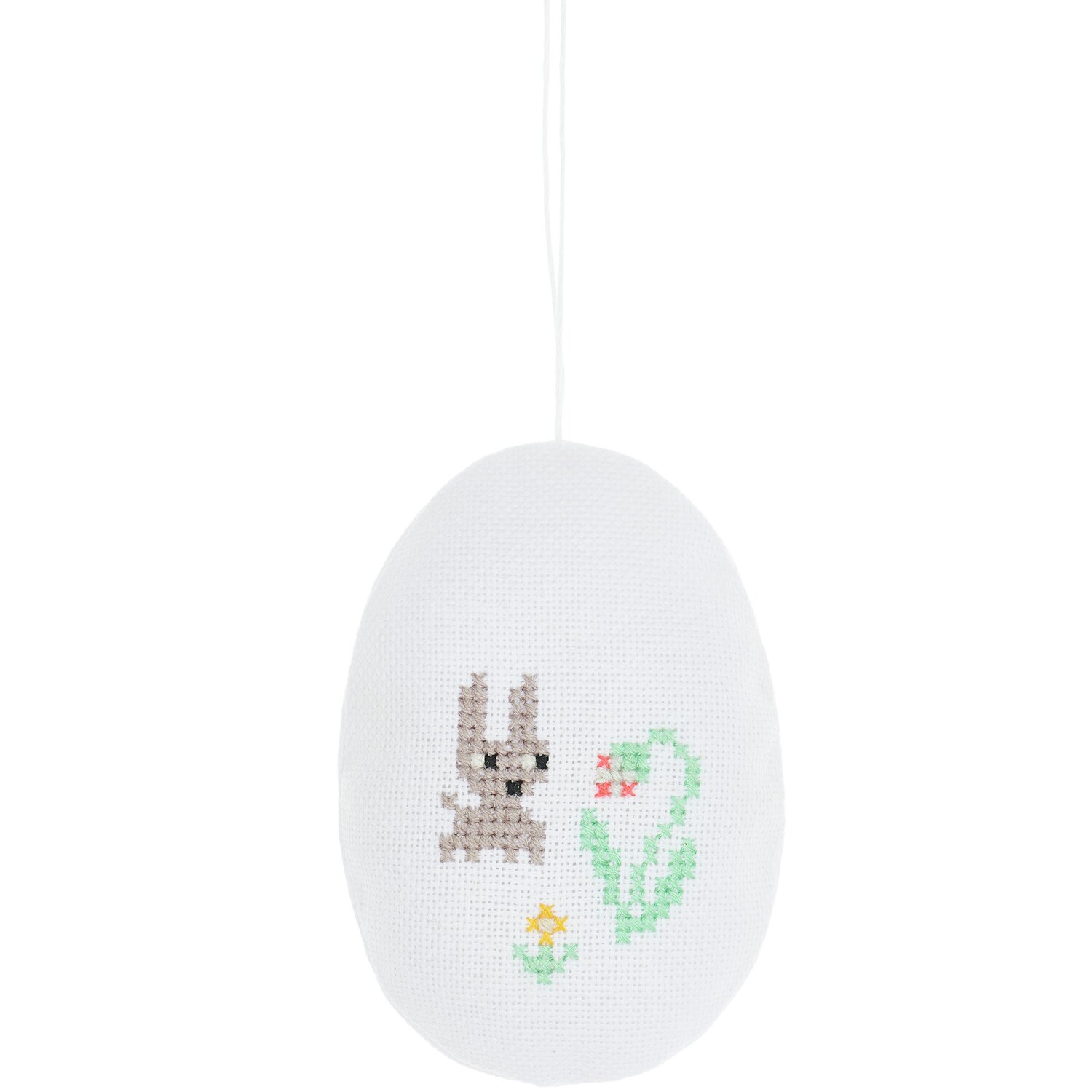 Stickbuch Futschikato 183: Weißes Osterei mit gesticktem Häschen und grünem Herzmotiv.