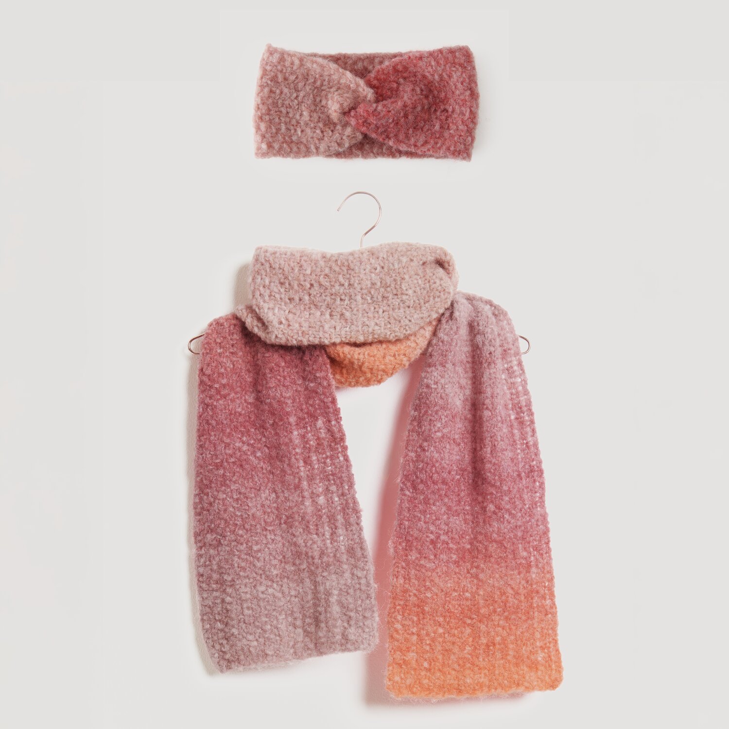 Lovewool No. 21 Herbst-Winter Sprachauswahl deutsch von Rico Design Stirnband und Schal in sanften Rosa- und Orangetönen, aus weichem Material. Perfekt für kühle Tage. Modell Legeware, ideal für stilvolle Herbst- und Winteroutfits.