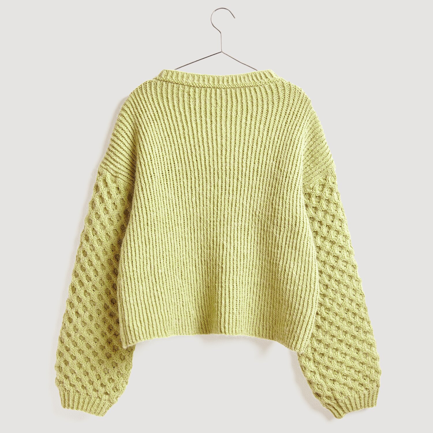 Die Neue Masche No. 13 Herbst von idee. Creativmarkt Soft Alpaca Pullover in Zitronengelb mit strukturierten Ärmeln, präsentiert auf einem Kleiderbügel.