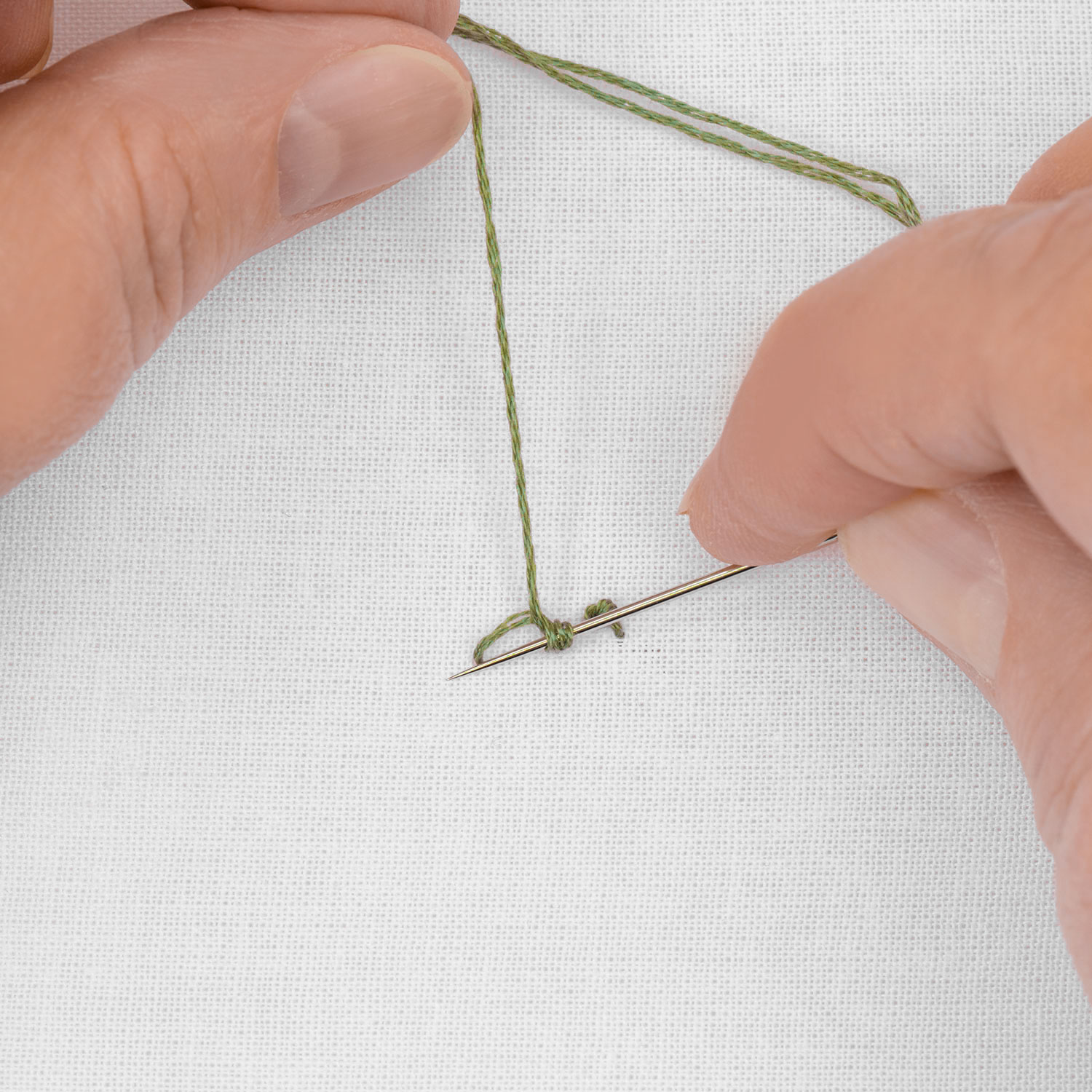 Schritt 4 in der Stickanleitung für einen Knötchenstich