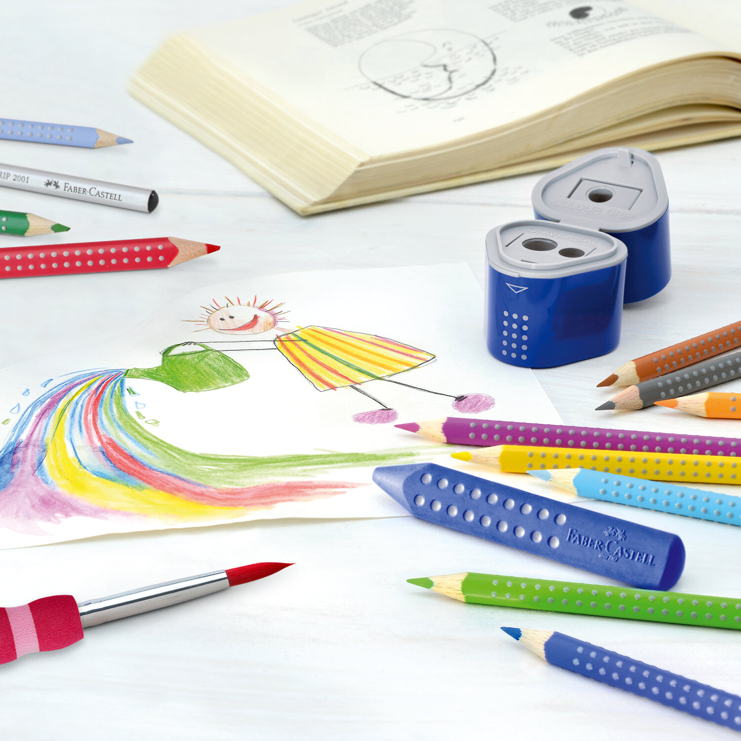 Colour Grip 2001 Buntstifte von Faber Castell auf einem Tisch mit Zeichnung und Anspitzer.