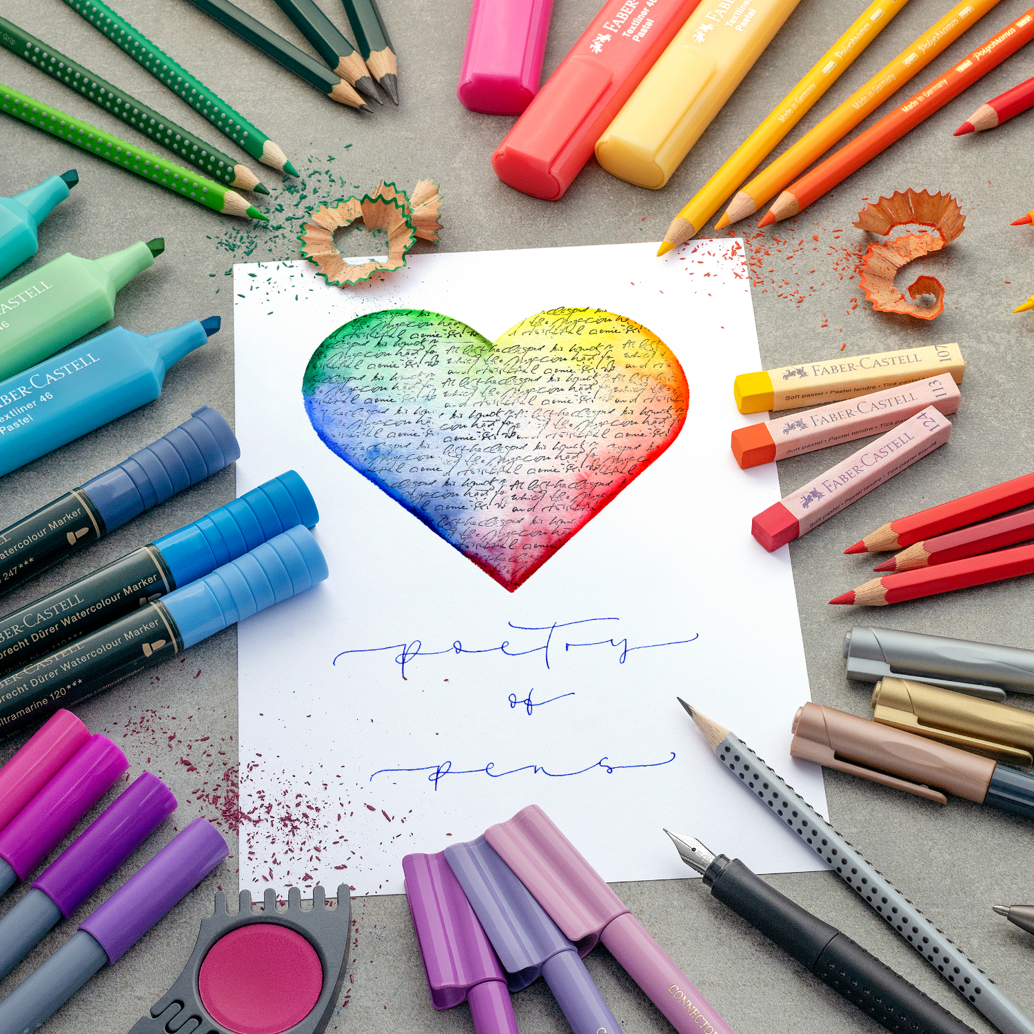 Bleistift Castell 9000 Jumbo von Faber Castell, umgeben von bunten Stiften und einem Herz aus Farben.