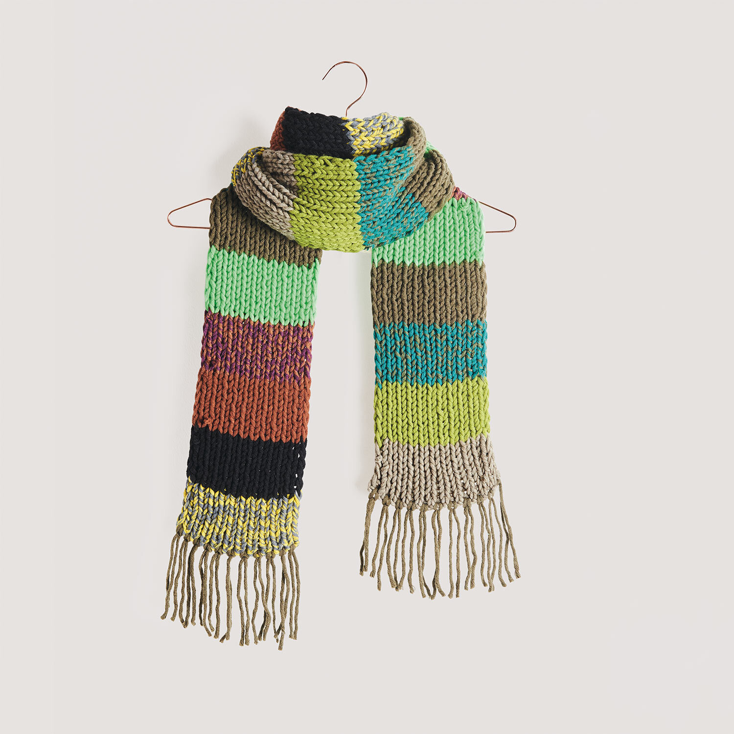 Garnset „Schal des Jahres“ Farbe Grün von idee. Creativmarkt Garnset „Schal des Jahres“: Bunter Strickschal mit Fransen, hergestellt von Wolle Rödel in lebendigen Farben.