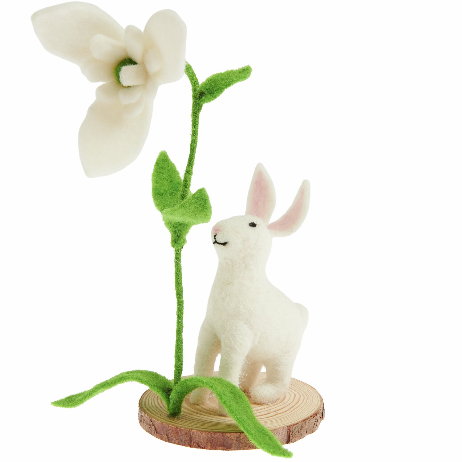 Filz-Hase mit Schneeglöckchen: Weißer Hase aus Filz neben einer großen Blume auf Holzsockel. Größe: 20x9x10,5cm.